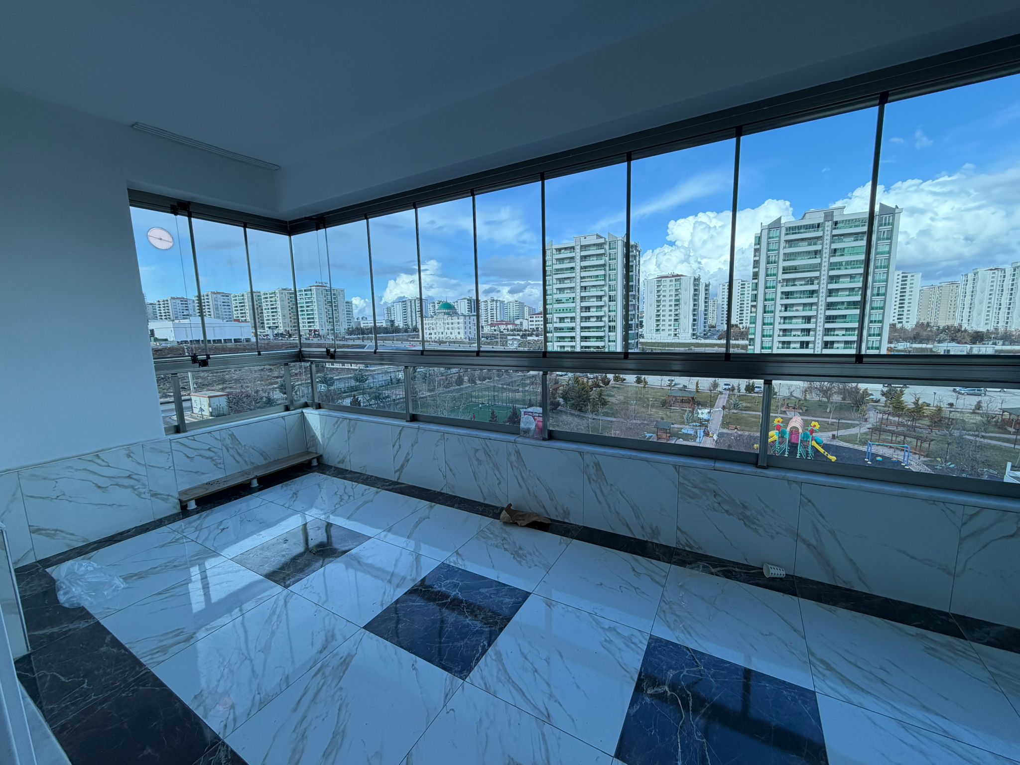 KAYA EMLAK'TAN 50 METRE YOL ÜZERİ KİRALIK 4+1 DAİRE